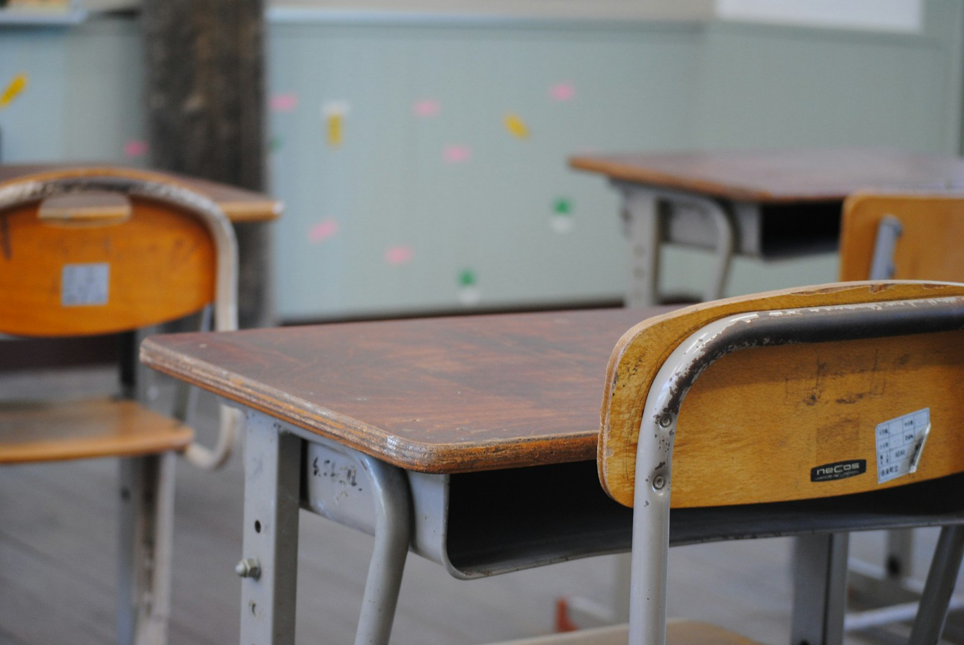 Pupitres dans une salle de classe, photographie d’illustration
