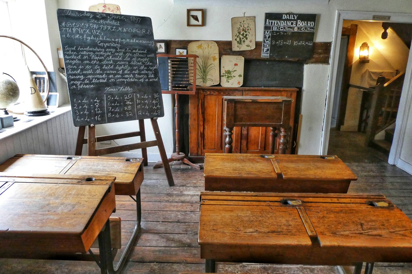 Ancienne salle de classe avec tableau noir, photographie d’illustration