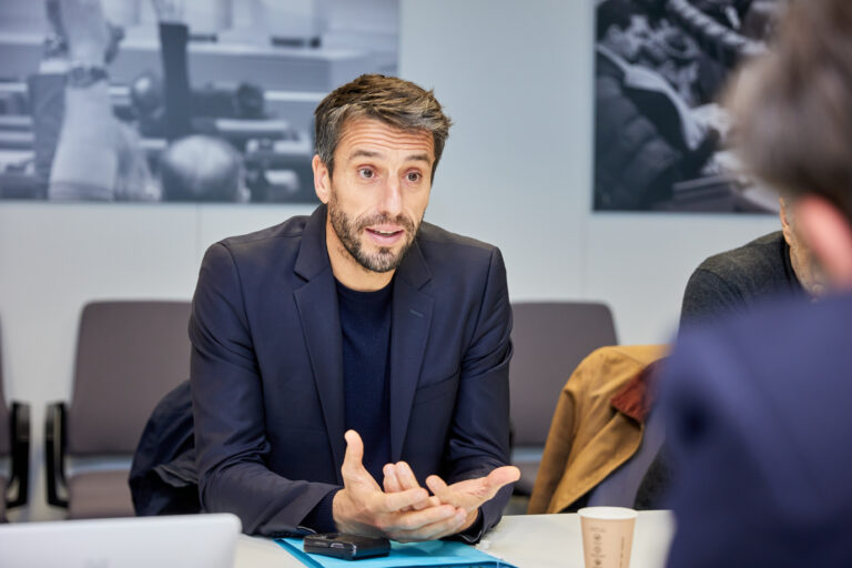 Tony Estanguet lors d'une visite à la Commission européenne en 2023