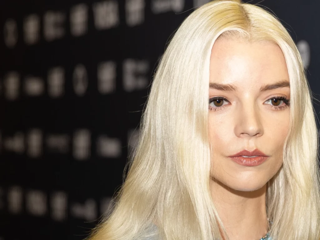 Portrait d'Anya Taylor-Joy, cheveux blond platine et regard intense, au Festival de Toronto 2025 pour Sacrifice