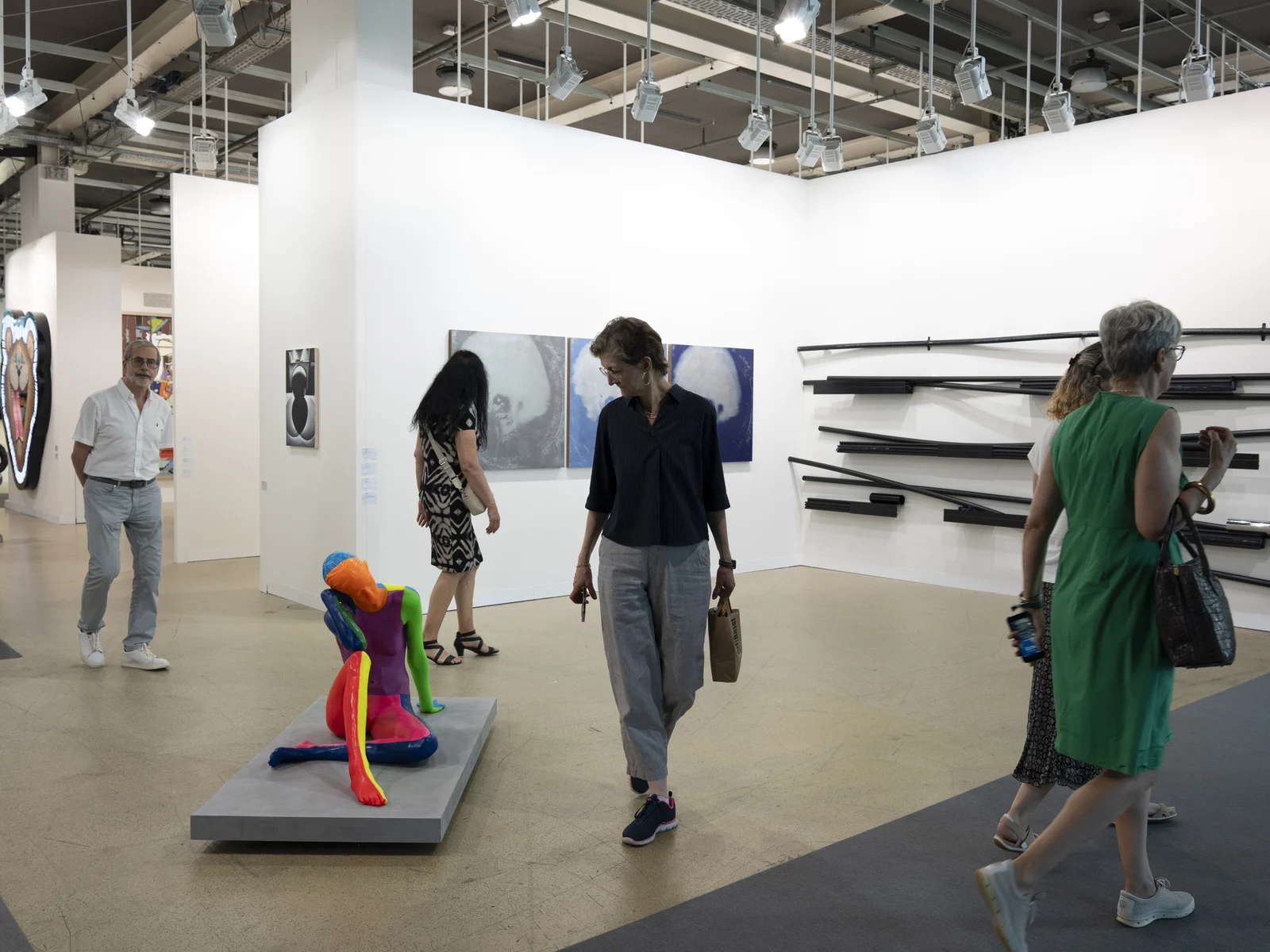 Sculpture féminine multicolore sur socle et visiteurs élégants sur le stand de Sadie Coles HQ, Art Basel 2025 à Bâle
