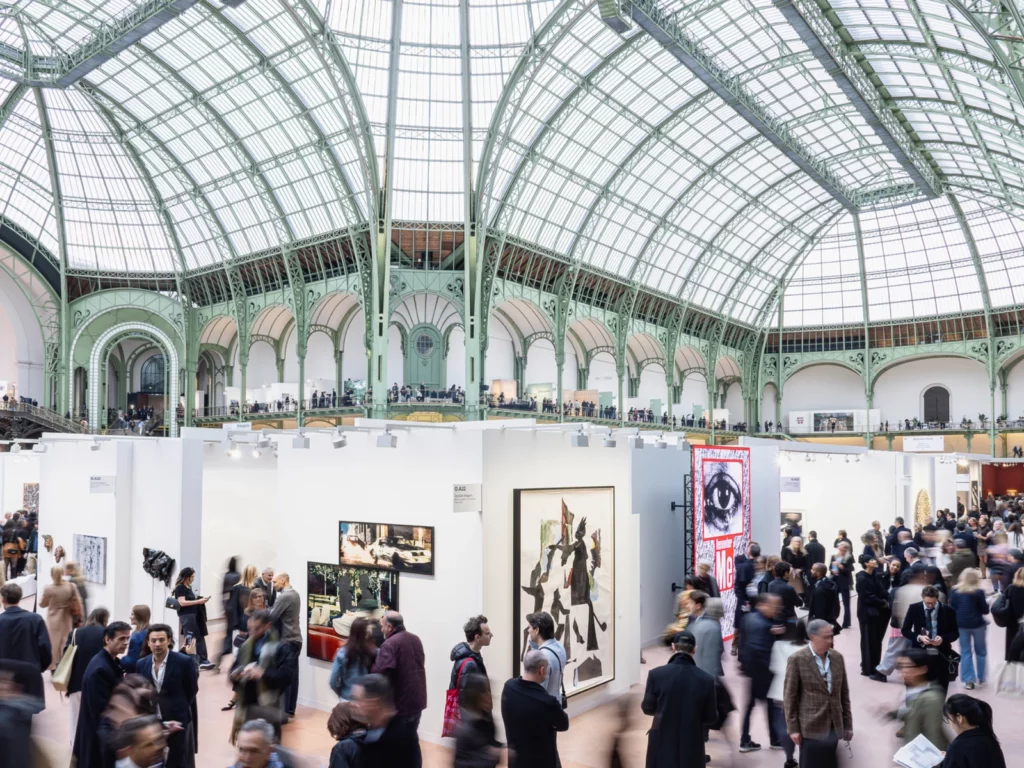 Nef du Grand Palais sous la verrière Art Nouveau, Art Basel Paris 2025, galeries et collectionneurs en mouvement