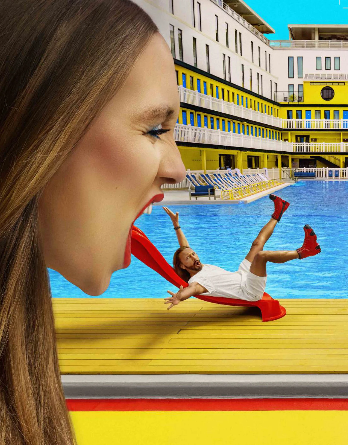 Paloma Le Friant en gros plan, bouche ouverte, face à Bob Sinclar qui glisse sur un toboggan rouge dans la piscine Molitor