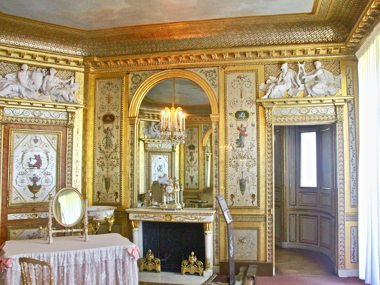 Boudoir d'argent de la reine au château de Fontainebleau : boiseries dorées, miroir, cheminée et coiffeuse