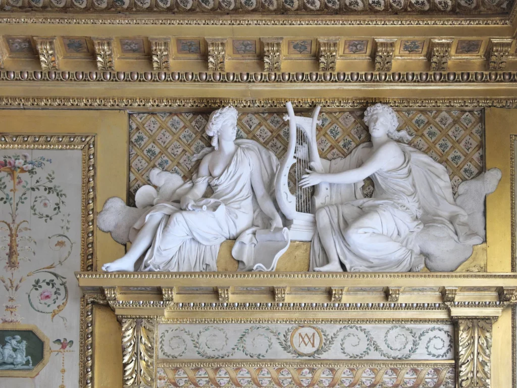 Supraporte sculptée de deux muses à la lyre dans le boudoir d'argent de la reine, château de Fontainebleau