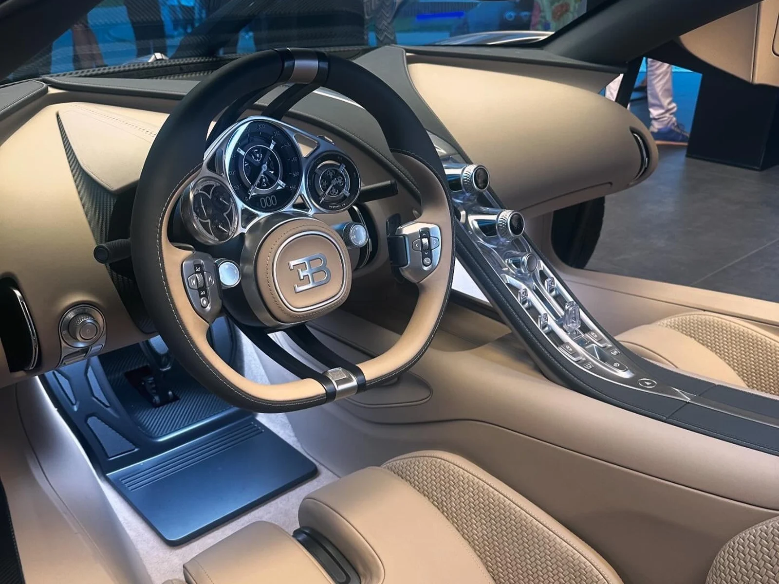 Habitacle Bugatti Tourbillon avec les instruments mécaniques Concepto Watch Factory visibles au moyeu du volant fixe