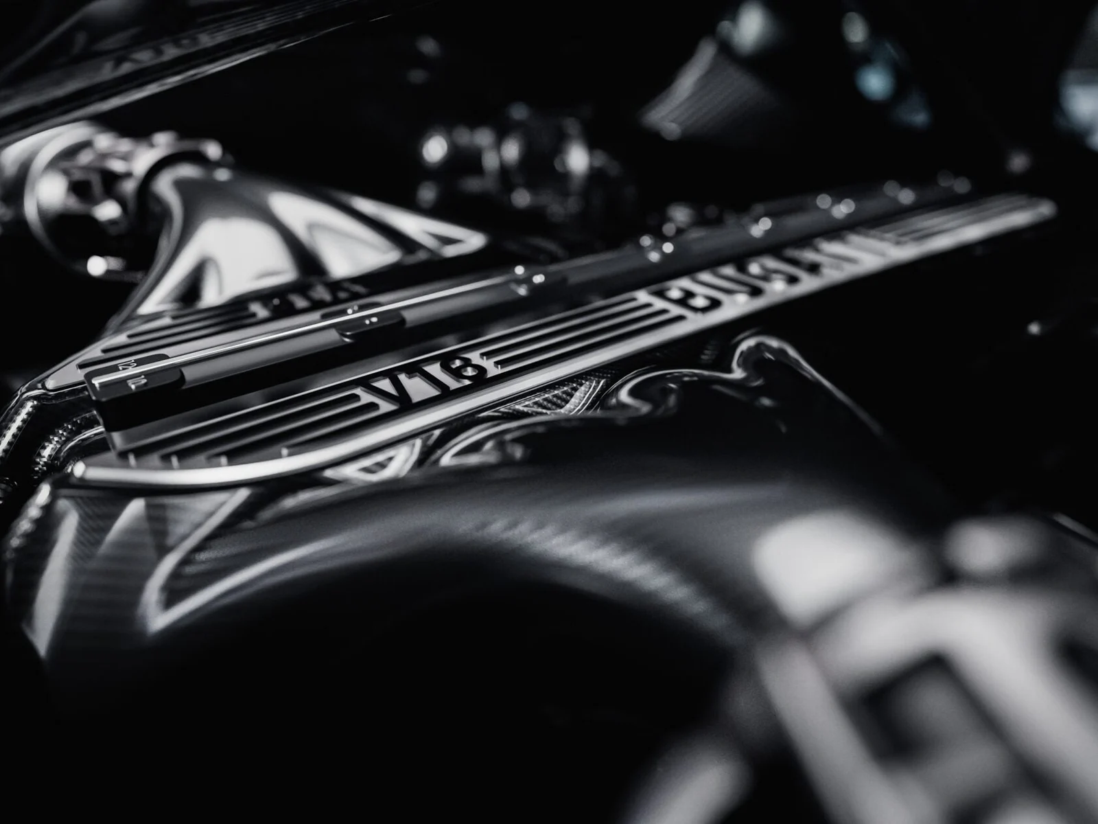 Gros plan sur le moteur V16 8,3 litres de la Bugatti Tourbillon développé avec Cosworth, finitions aluminium brossé