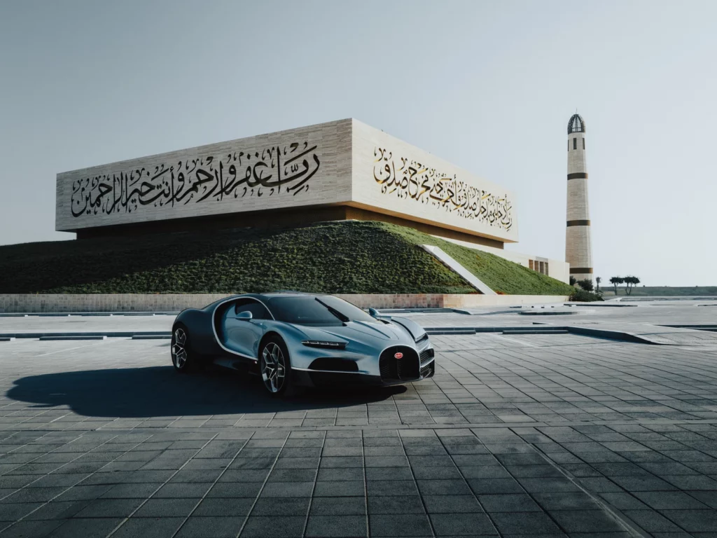 Bugatti Tourbillon bleu glacier posée devant la mosquée Twenty Seven à Doha, Qatar, lors de ses débuts officiels