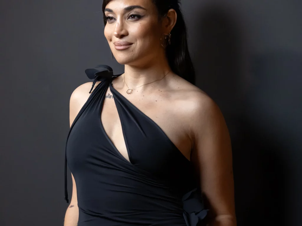 Camélia Jordana en robe noire asymétrique au Festival de Cannes 2025, soirée Women In Motion, éclairage dramatique