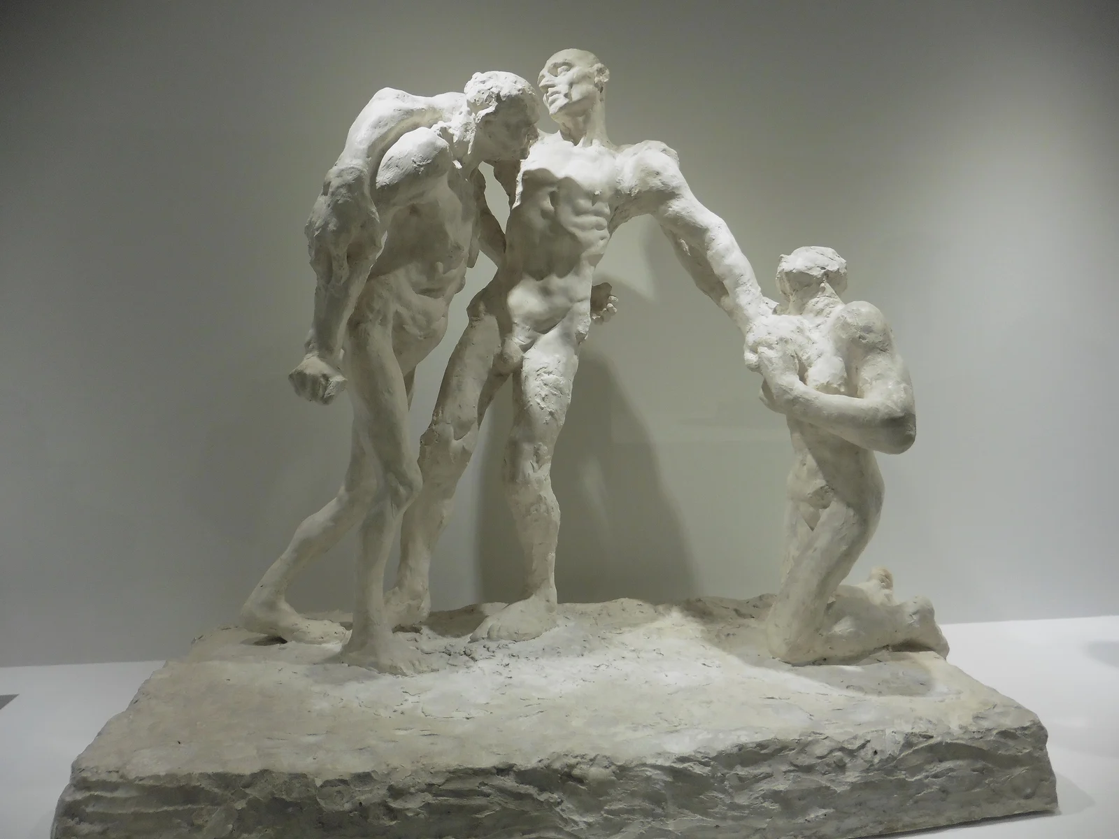 Camille Claudel, L'Âge mûr (1899), groupe sculpté blanc de trois figures nues, présenté au musée La Piscine de Roubaix