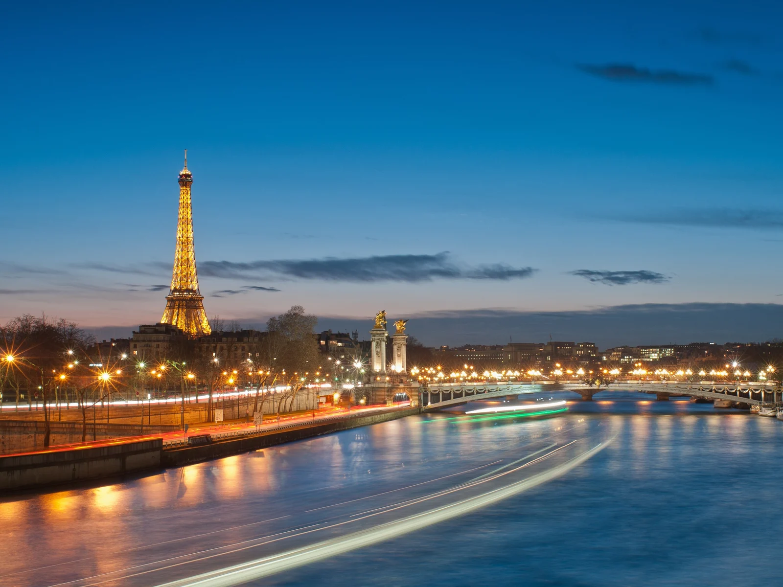La tour Eiffel illuminée et le pont Alexandre III au crépuscule, décor parisien de Cat's Eyes, janvier 2012