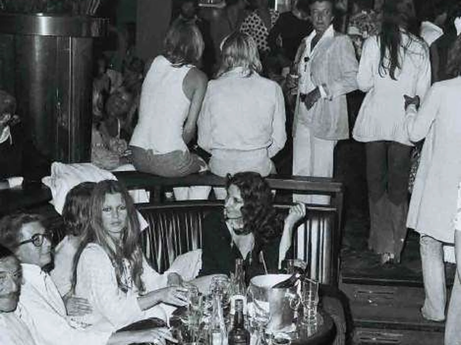 Soirée aux Caves du Roy, la discothèque de l'hôtel Byblos, invités attablés, photographie d'archive en noir et blanc