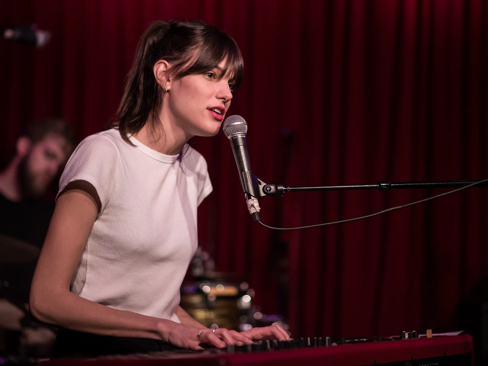 Charlotte Cardin chante et joue du clavier devant un rideau rouge au Hotel Cafe de Hollywood en février 2017
