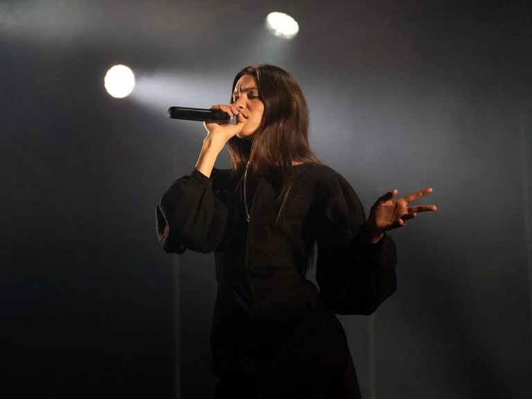 Charlotte Cardin chante les yeux fermés, micro en main, dans la brume des projecteurs au Montreux Jazz Festival 2026