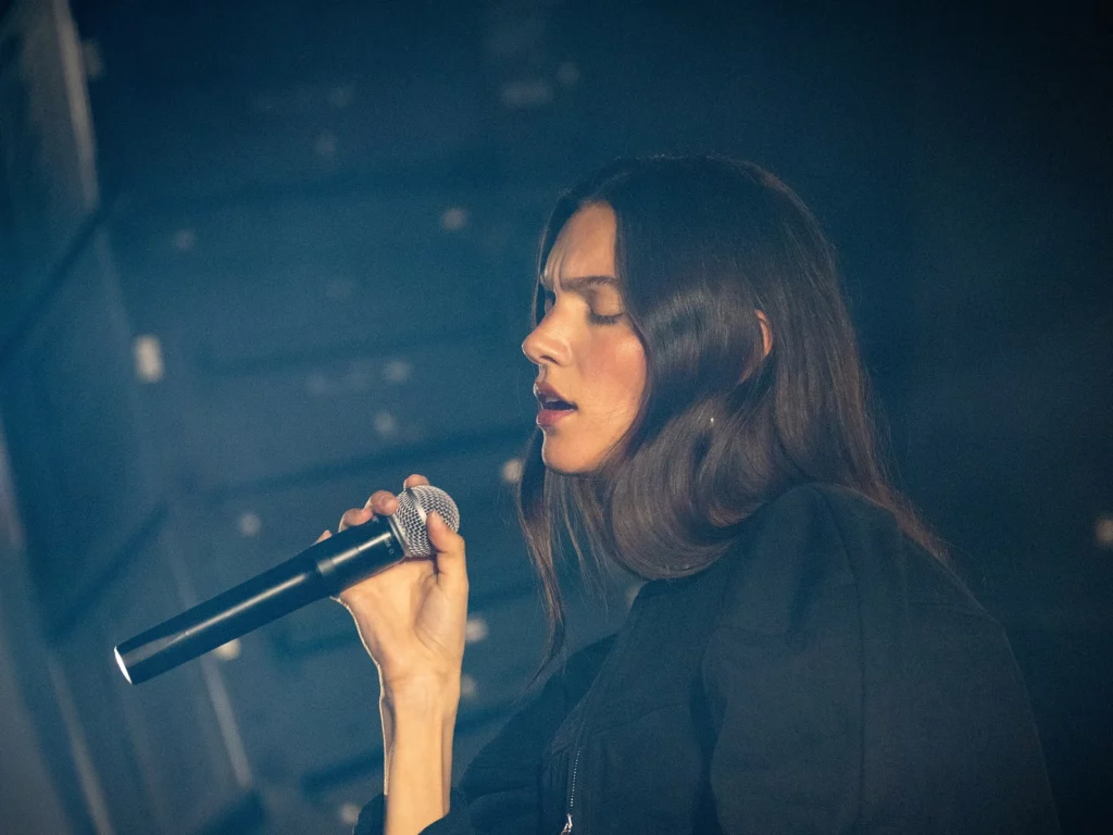 Charlotte Cardin de profil, les yeux fermés, micro en main, sur scène au Montreux Jazz Festival en juillet 2026