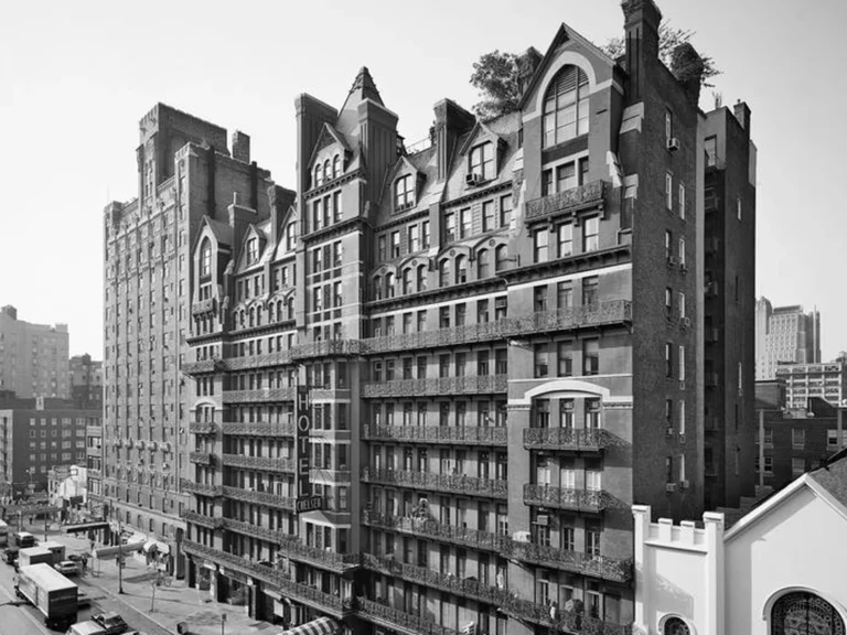 Façade de briques du Chelsea Hotel sur la 23e Rue à New York, photographie en noir et blanc