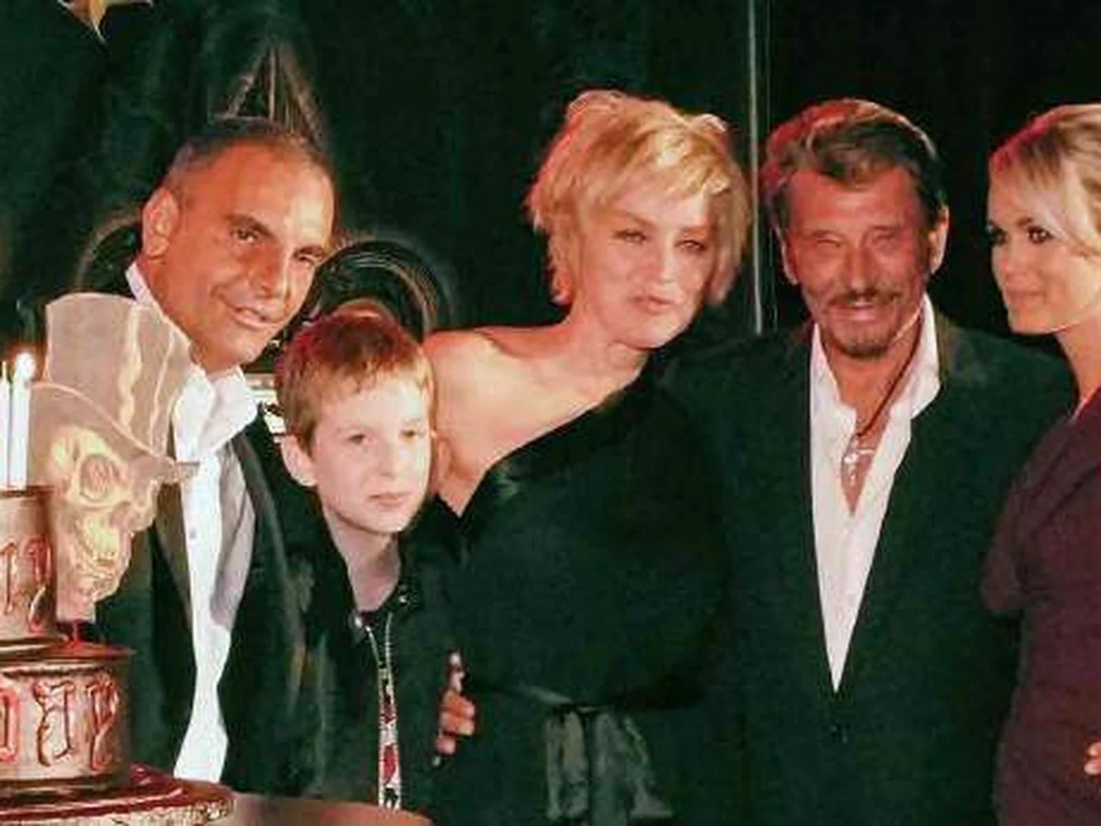 Christian Audigier aux côtés de Johnny Hallyday et d'invités autour d'un gâteau d'anniversaire