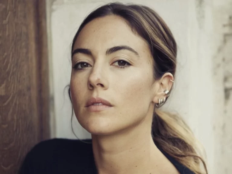 Portrait de l'actrice Constance Labbé, regard franc, cheveux attachés et bijoux d'oreille, octobre 2025