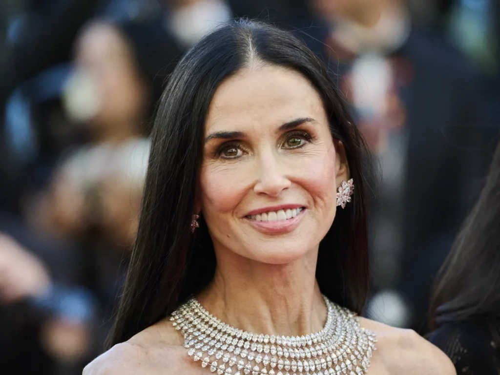 Demi Moore sourit en robe à paillettes et large collier de diamants sur le tapis rouge du Festival de Cannes 2026