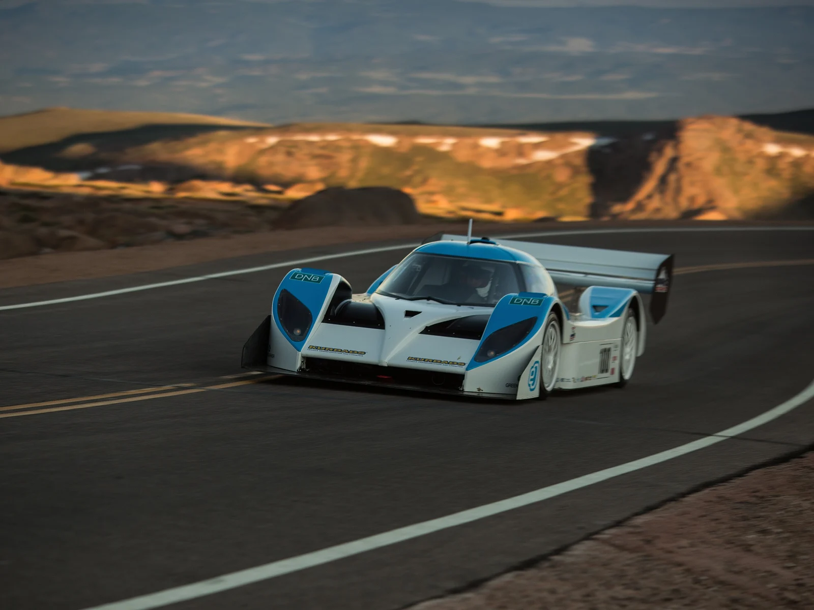 Prototype électrique Drive eO PP01 lancé en virage sur la route de Pikes Peak, au lever du soleil, dans le Colorado
