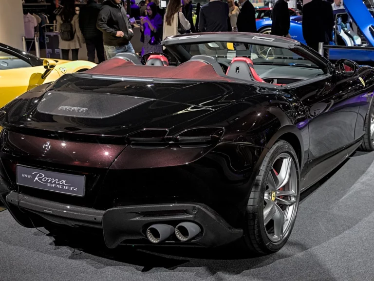 Ferrari Roma Spider bordeaux vue de trois quarts arrière, capote repliée, sièges rouges, au salon Auto Zürich 2023