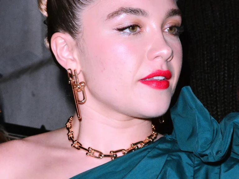 Florence Pugh en gros plan, regard intense et rouge à lèvres rouge vif, robe teal, soirée à Londres en 2020