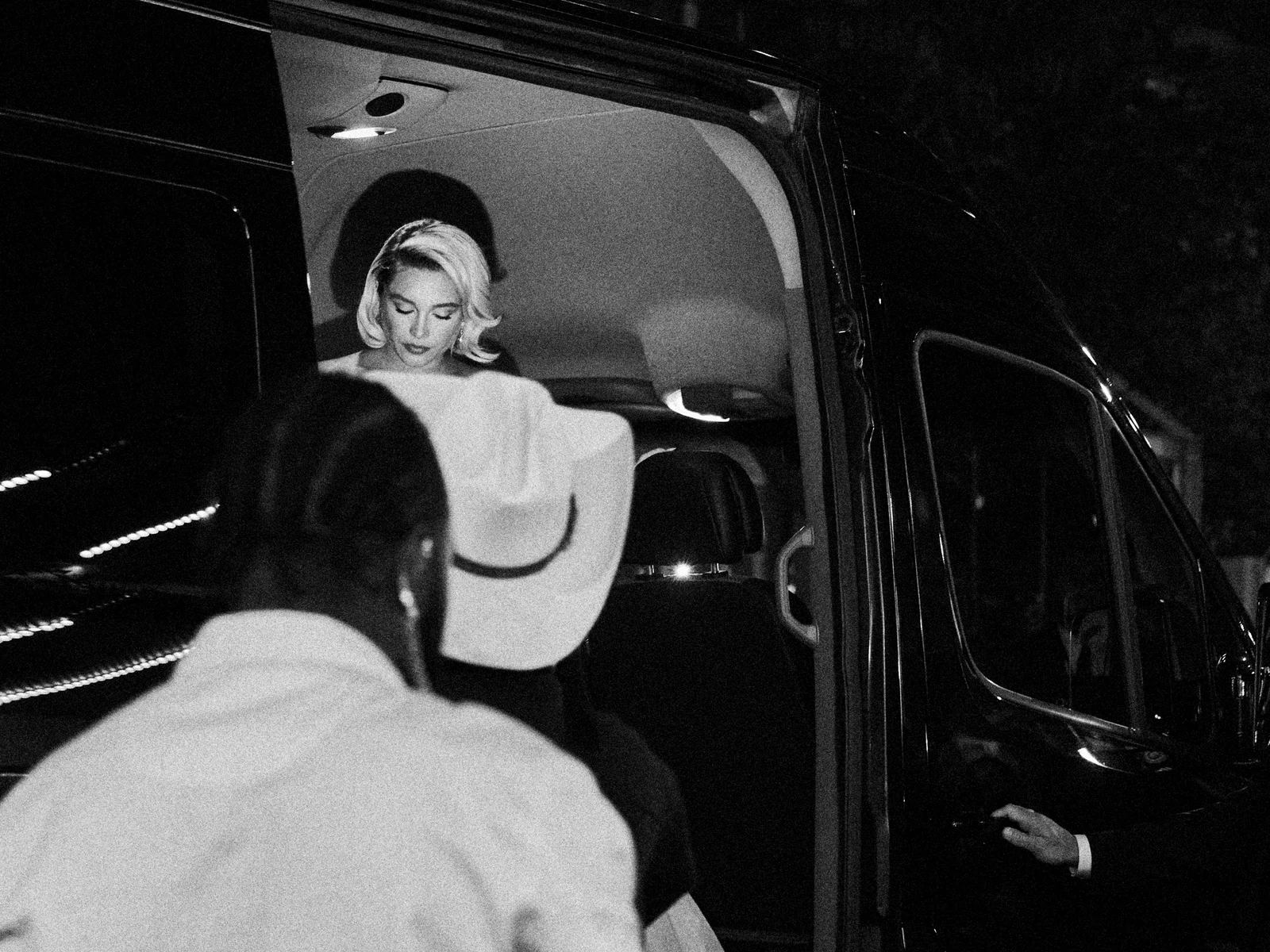 Florence Pugh en robe claire, arrivée nocturne à la première de « We Live in Time » au TIFF de Toronto, septembre 2024