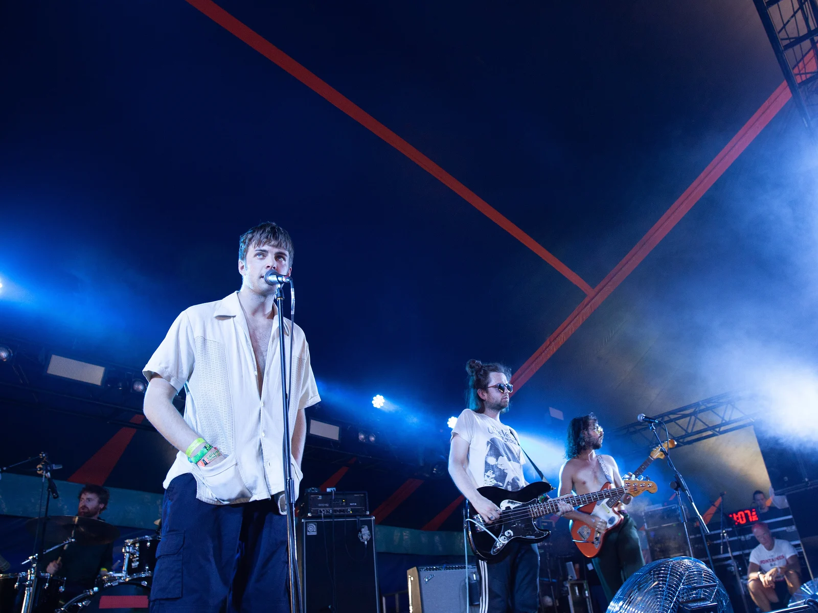 Grian Chatten au micro avec les guitaristes de Fontaines D.C. sur scène au festival de Glastonbury en juin 2019