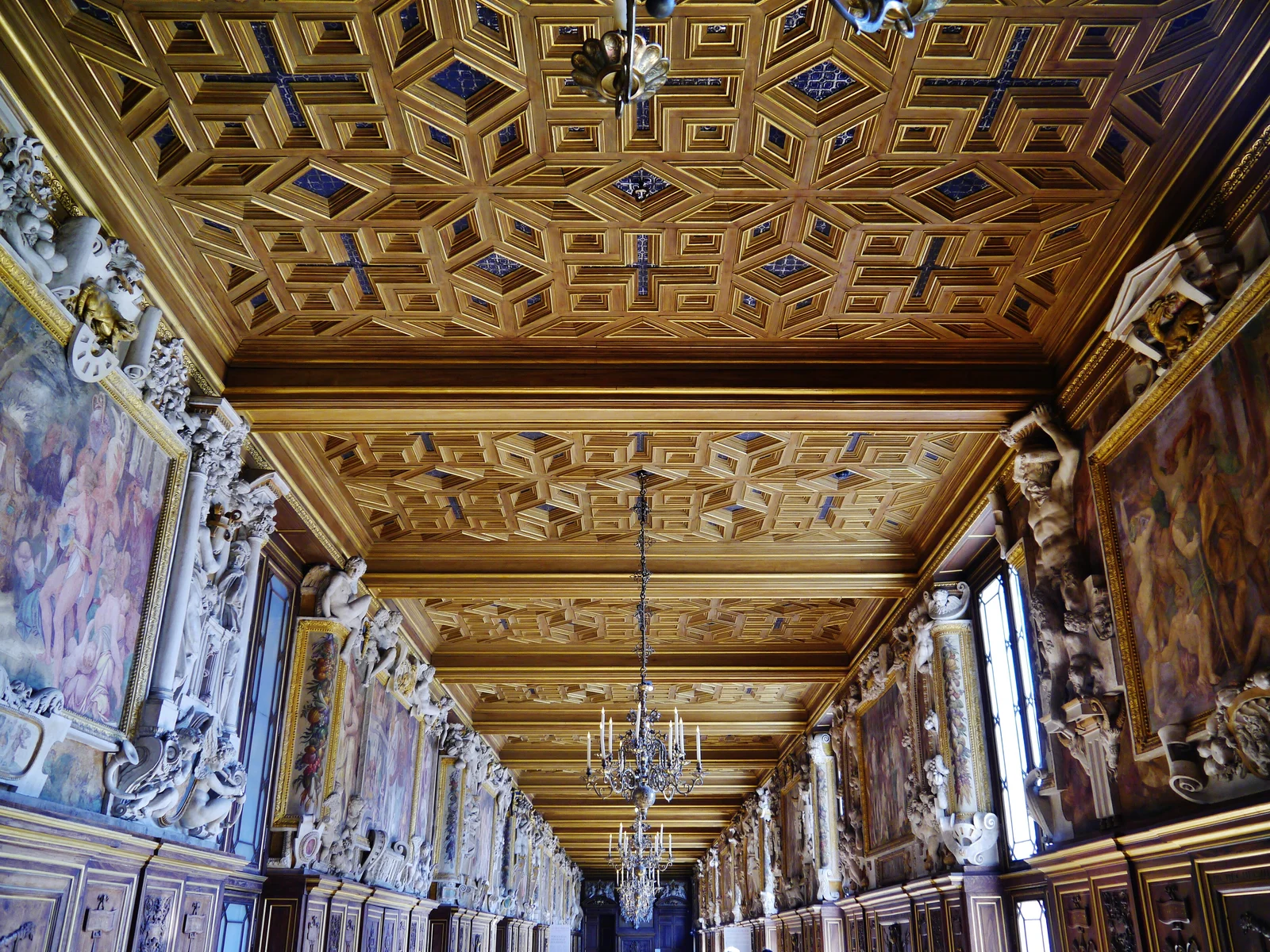 Plafond à caissons dorés et fresques de la galerie François Ier, château de Fontainebleau, vue vers le fond