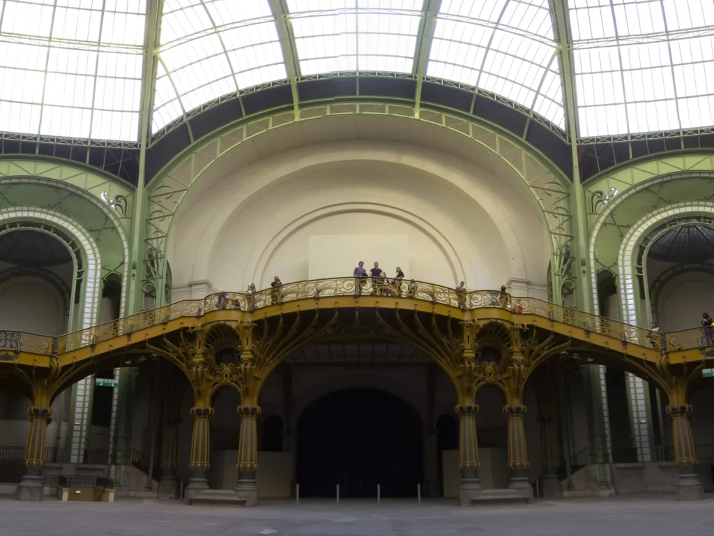 Nef du Grand Palais à Paris sous sa verrière, avec sa passerelle de fer doré et ses arcs verts, photographiée en 2011