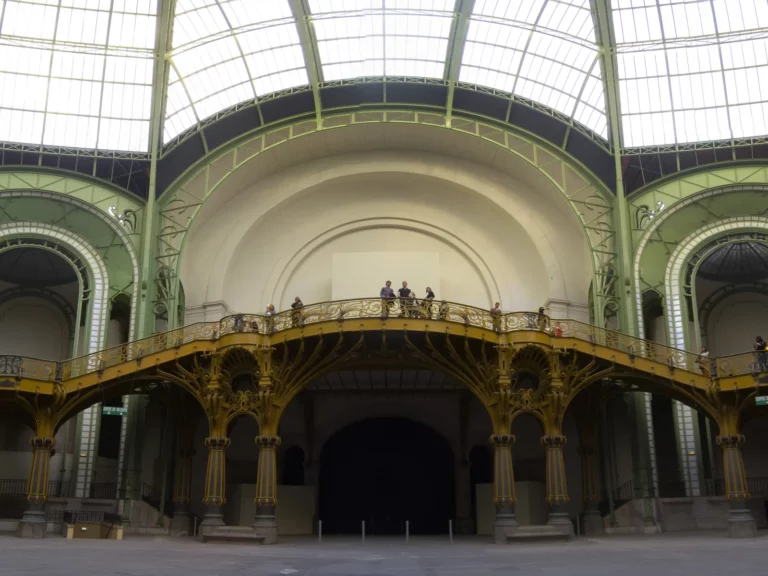 Nef du Grand Palais à Paris sous sa verrière, avec sa passerelle de fer doré et ses arcs verts, photographiée en 2011