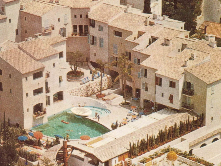 Vue aérienne de l'hôtel Byblos à Saint-Tropez, ses façades provençales ocre et sa piscine turquoise