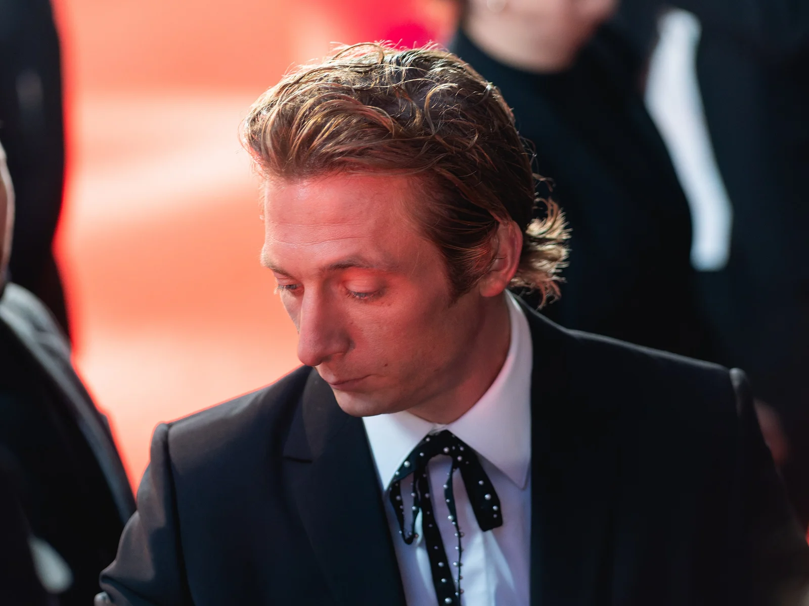 Jeremy Allen White, costume sombre et lavallière perlée, sur le tapis rouge du BFI London Film Festival 2025