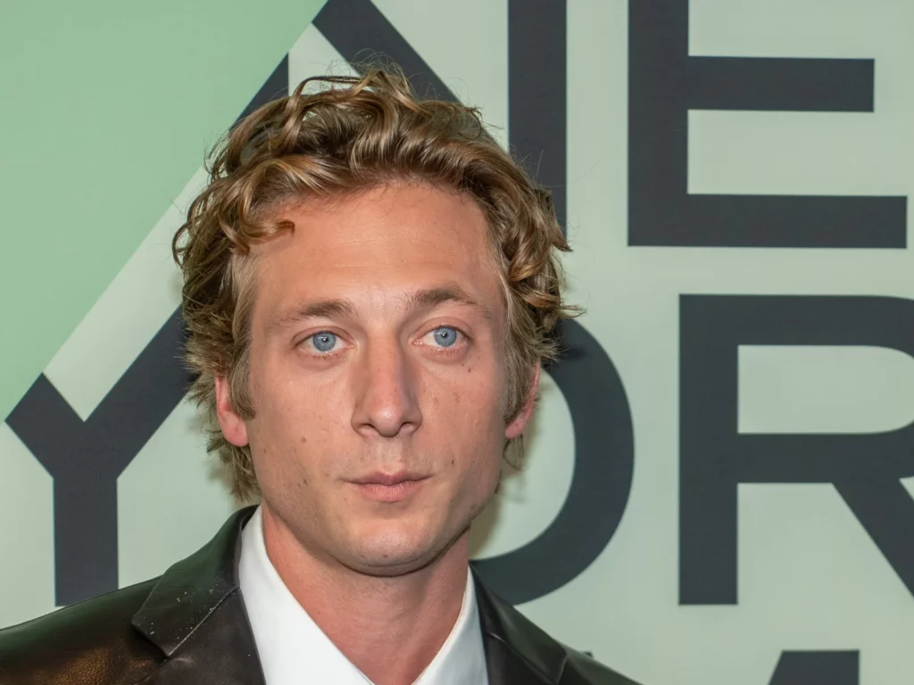 Portrait de Jeremy Allen White, regard bleu face caméra, au New York Film Festival à Lincoln Center en 2025