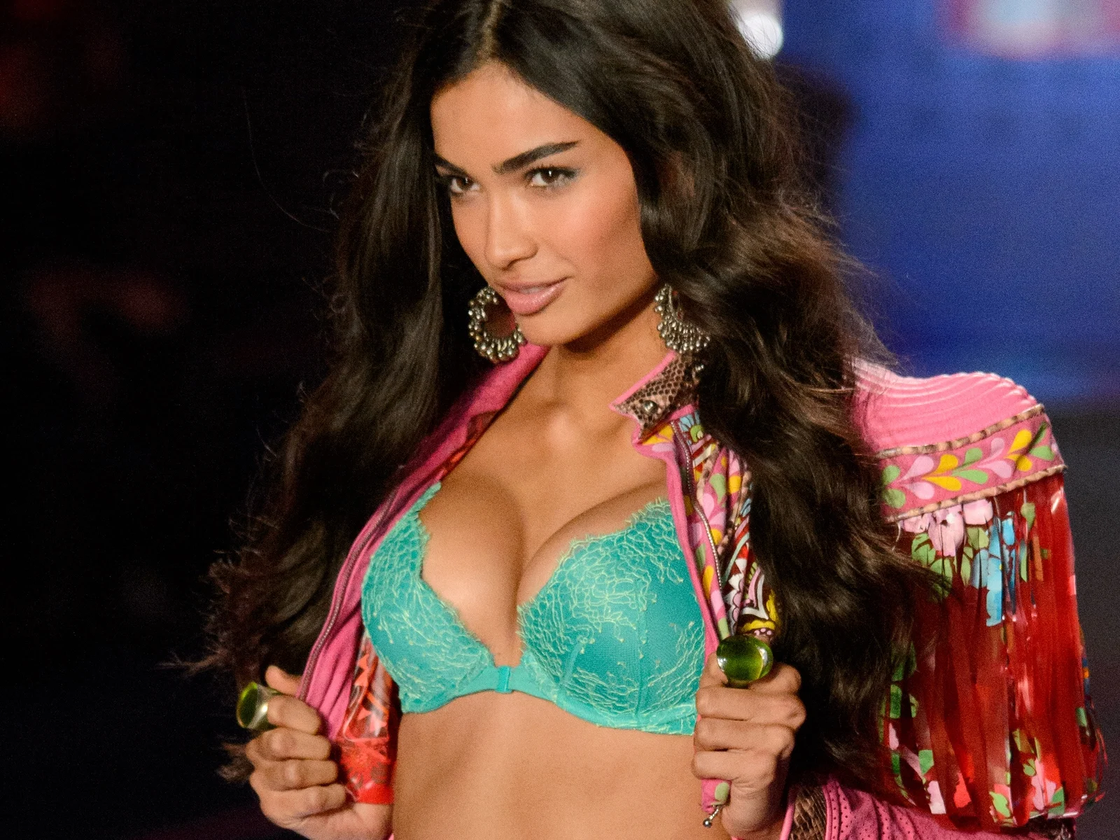 Kelly Gale, regard de braise et longue chevelure brune, sur le podium du Victoria's Secret Fashion Show 2014