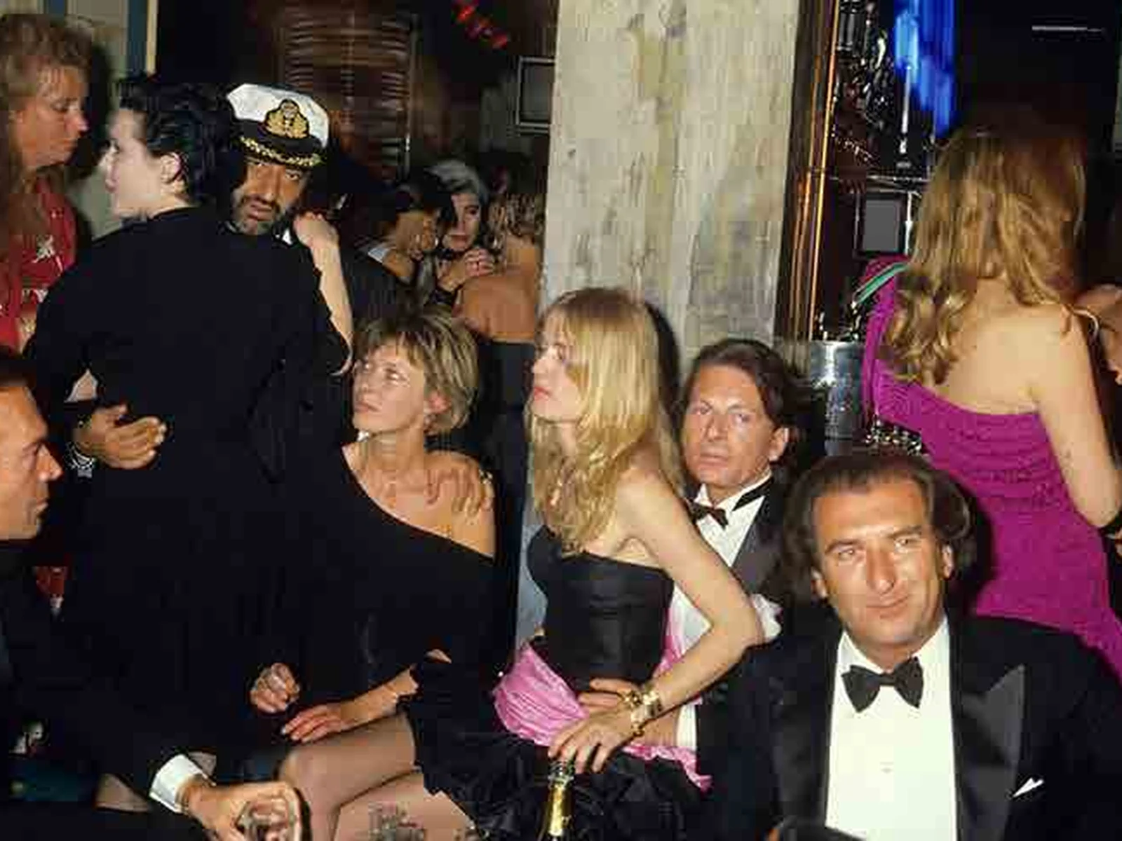 Soirée aux Bains Douches dans les années 1980, invités en smoking et robes de soirée sur une banquette
