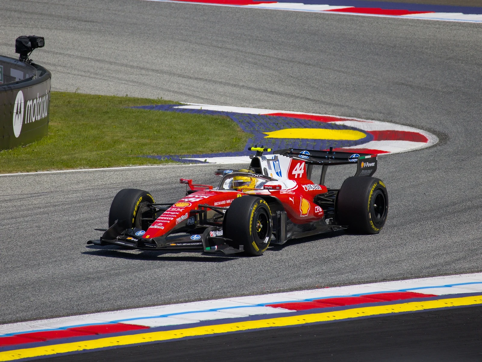 Lewis Hamilton pilote la Ferrari SF-26 numéro 44 dans un virage du Red Bull Ring, en Autriche, en juin 2026