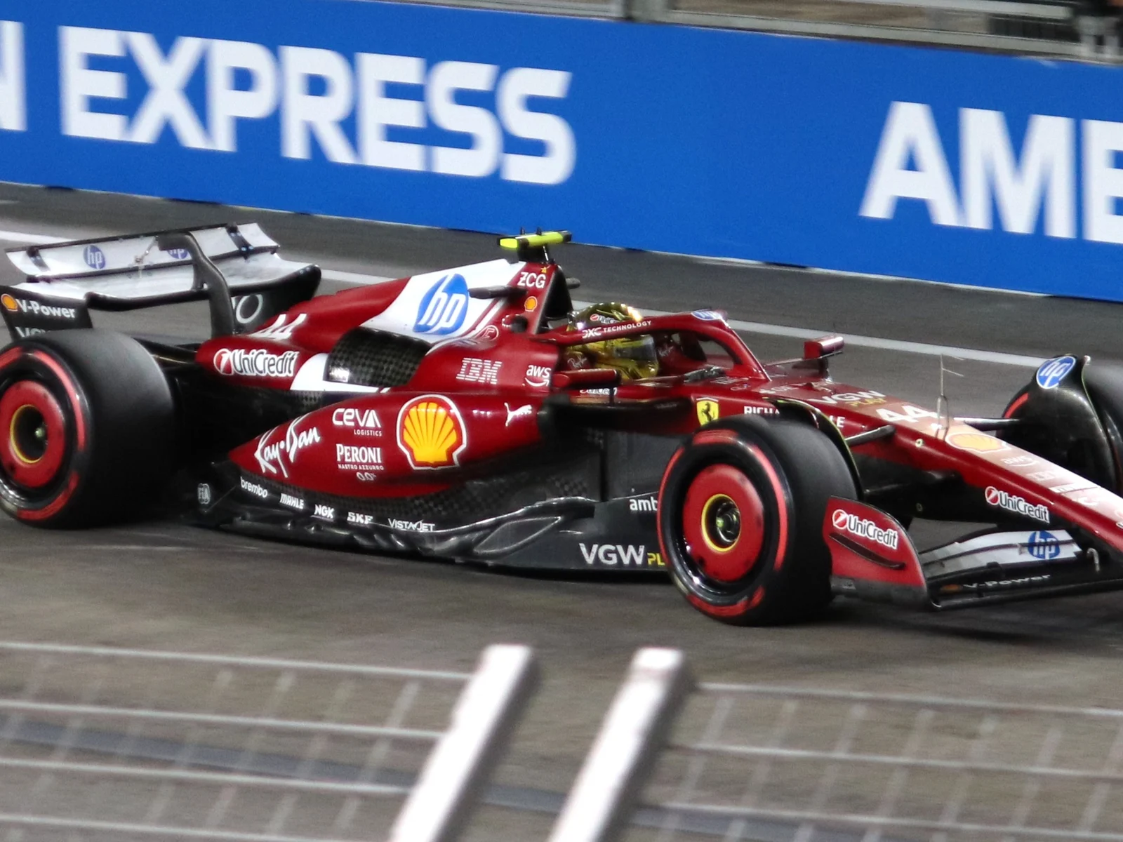 Lewis Hamilton au volant de la Ferrari SF-25 de nuit sur le circuit de Marina Bay, essais libres de Singapour 2025