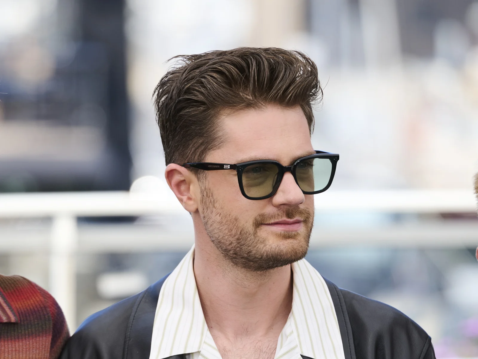 Le réalisateur belge Lukas Dhont, lunettes teintées et veste de cuir, au photocall du Festival de Cannes 2026