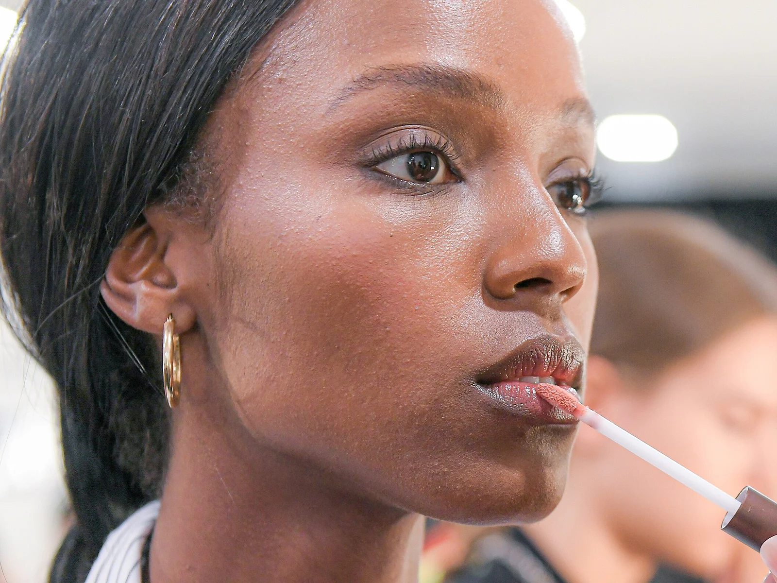 Gros plan sur le mannequin Leila Nda maquillée en coulisses du défilé Chiara Boni, New York Fashion Week 2019