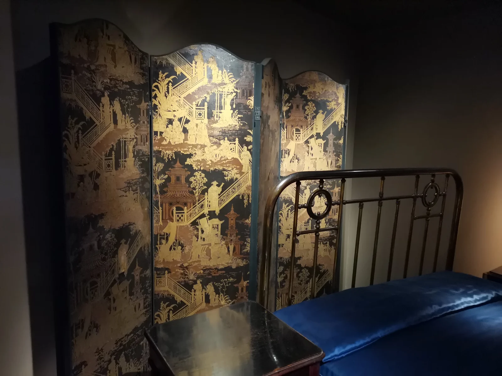 Reconstitution de la chambre de Marcel Proust au musée Carnavalet, Paris : lit en laiton, paravent doré et satin bleu