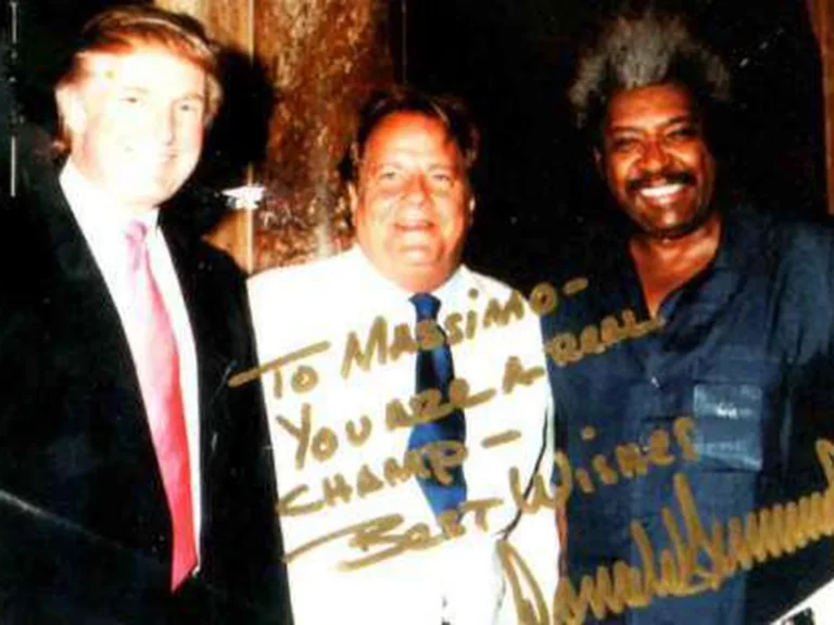 Massimo Gargia entre Donald Trump et Don King, sur une photo d'archive dédicacée par Donald Trump