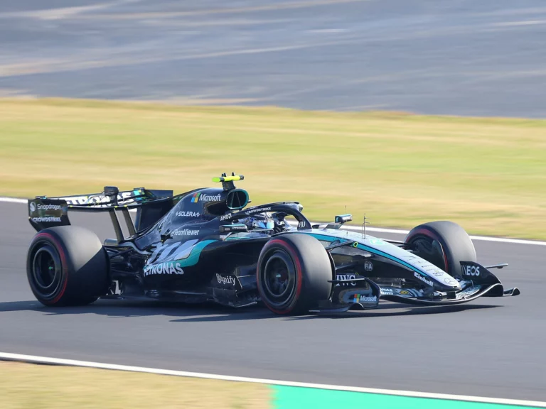 La Mercedes W17 de Kimi Antonelli en pleine vitesse dans la courbe Spoon du circuit de Suzuka, Grand Prix du Japon 2026