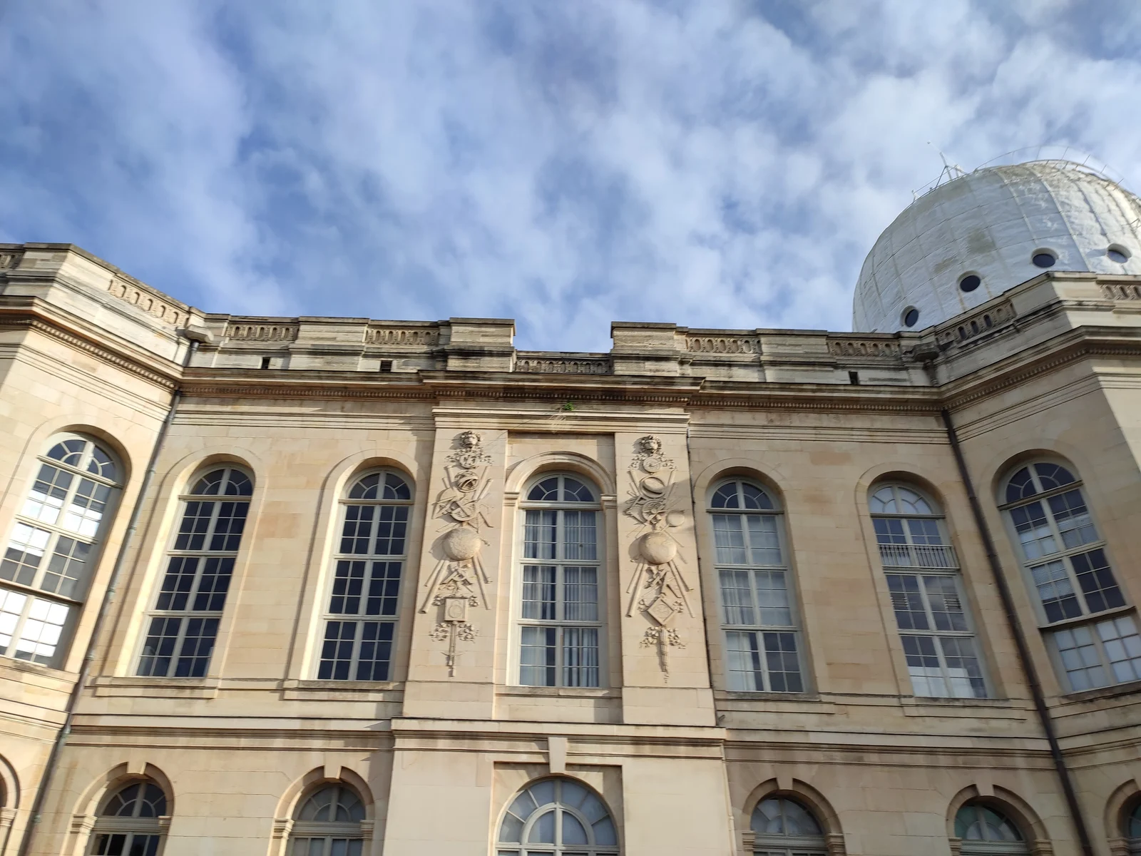 Façade en pierre de l'Observatoire de Paris sous un ciel nuageux, lieu du défilé Chloé du 1er octobre 2026