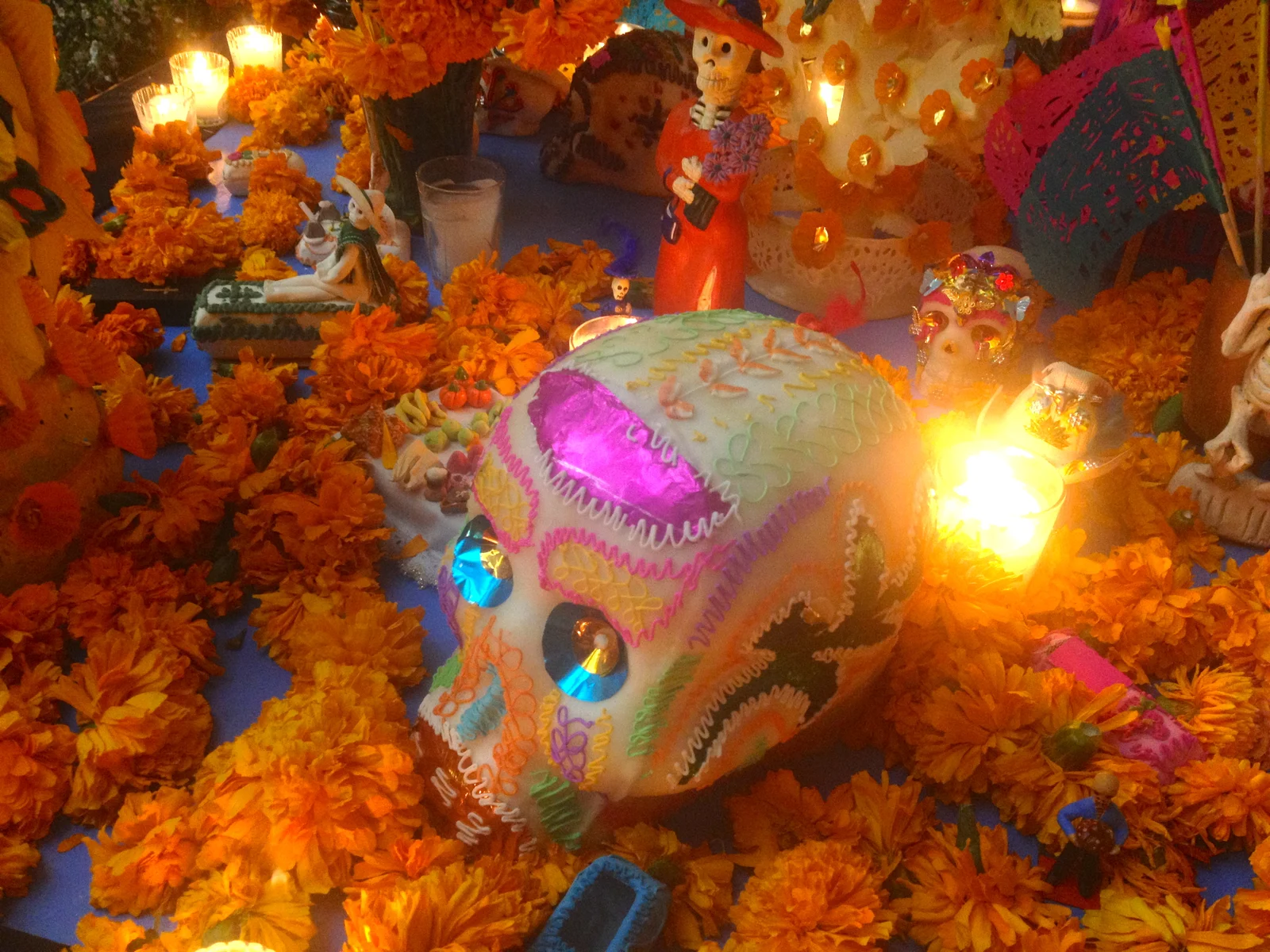 Ofrenda de Día de Muertos à Mexico avec crâne en sucre, calaveras, œillets d'Inde cempasúchil et bougies