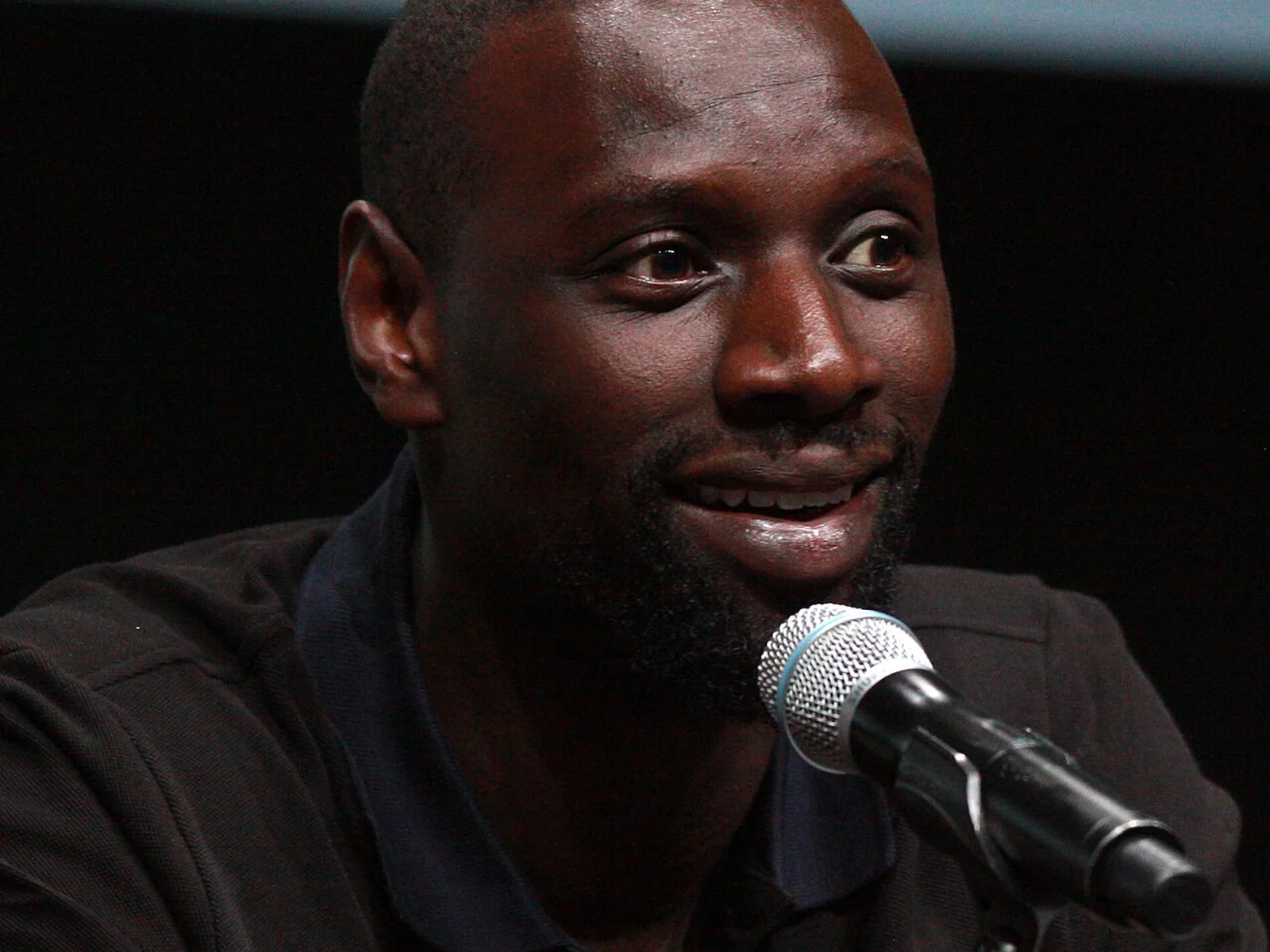 Omar Sy souriant au micro, panel X-Men Days of Future Past, San Diego Comic-Con International, juillet 2013