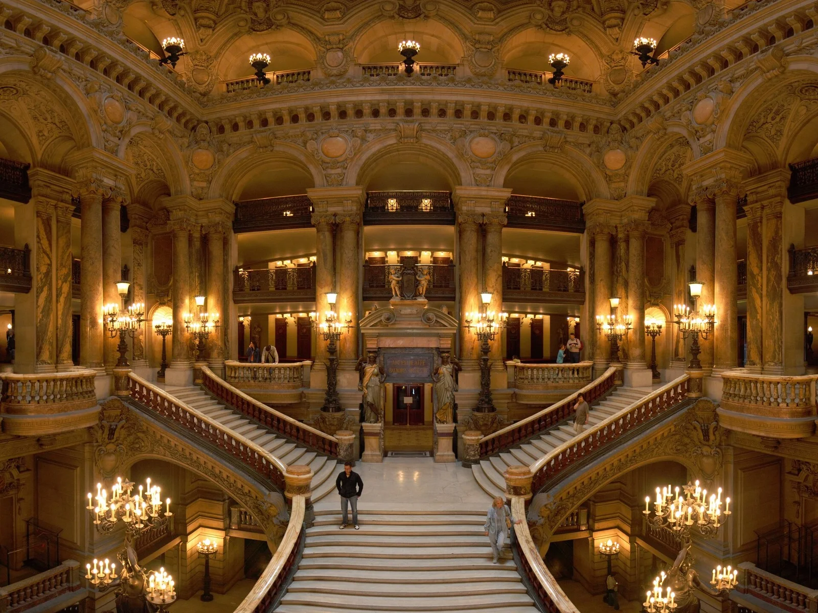 Le Grand Escalier de l'Opéra Garnier à Paris, balustrades de marbre, colonnes et lustres dorés