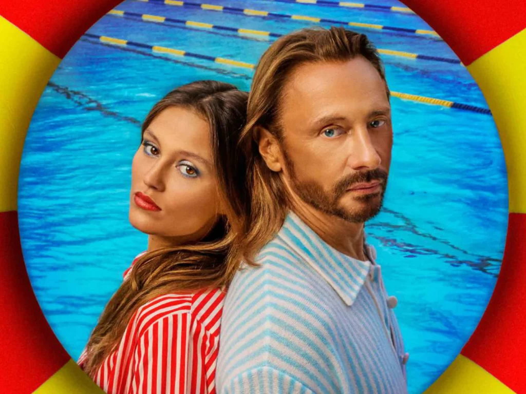 Paloma Le Friant et Bob Sinclar dos à dos, chemises rayées rouge et bleu clair, dans une bouée géante au Molitor