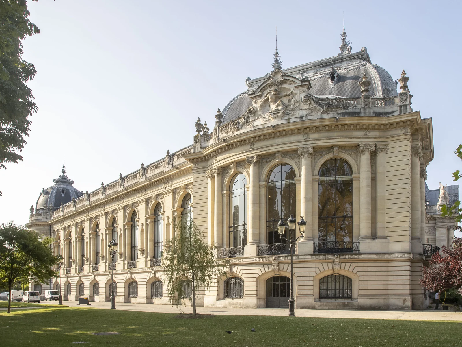 Façade nord du Petit Palais à Paris, avec ses grandes baies cintrées, son dôme et son jardin, par beau temps