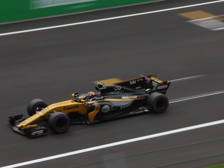 Carlos Sainz au volant de la Renault R.S.17 sur l'Autódromo Hermanos Rodríguez, Grand Prix du Mexique 2017